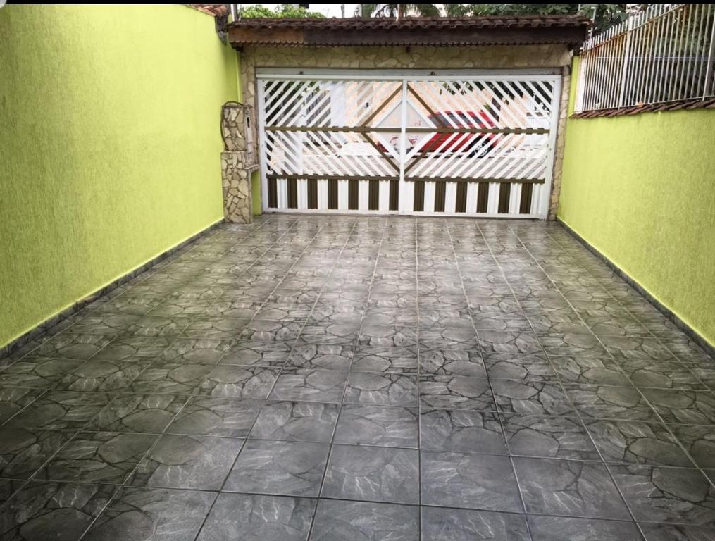  CASA COM PISCINA Á MENOS DE 100 METROS DA PRAIA