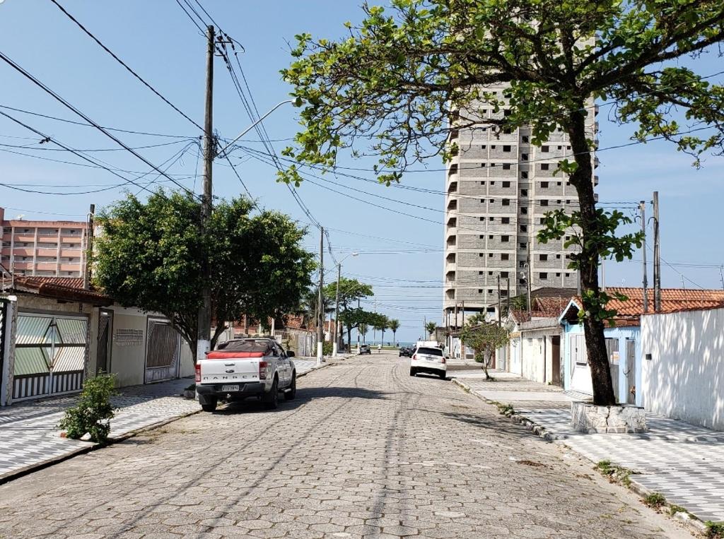  CASA COM PISCINA Á MENOS DE 100 METROS DA PRAIA