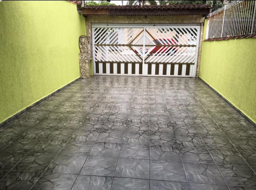  CASA COM PISCINA Á MENOS DE 100 METROS DA PRAIA
