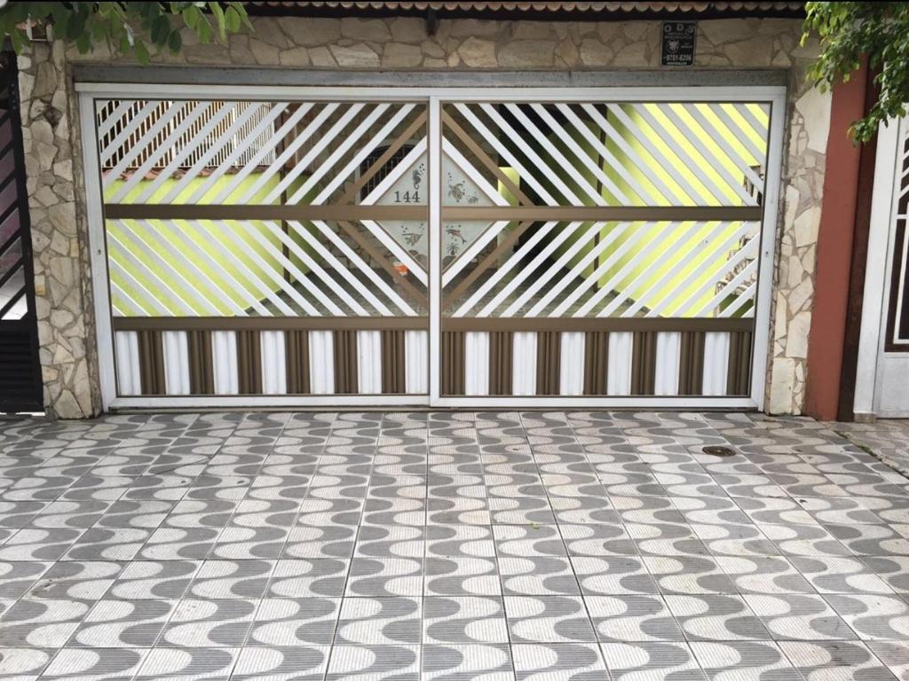  CASA COM PISCINA Á MENOS DE 100 METROS DA PRAIA