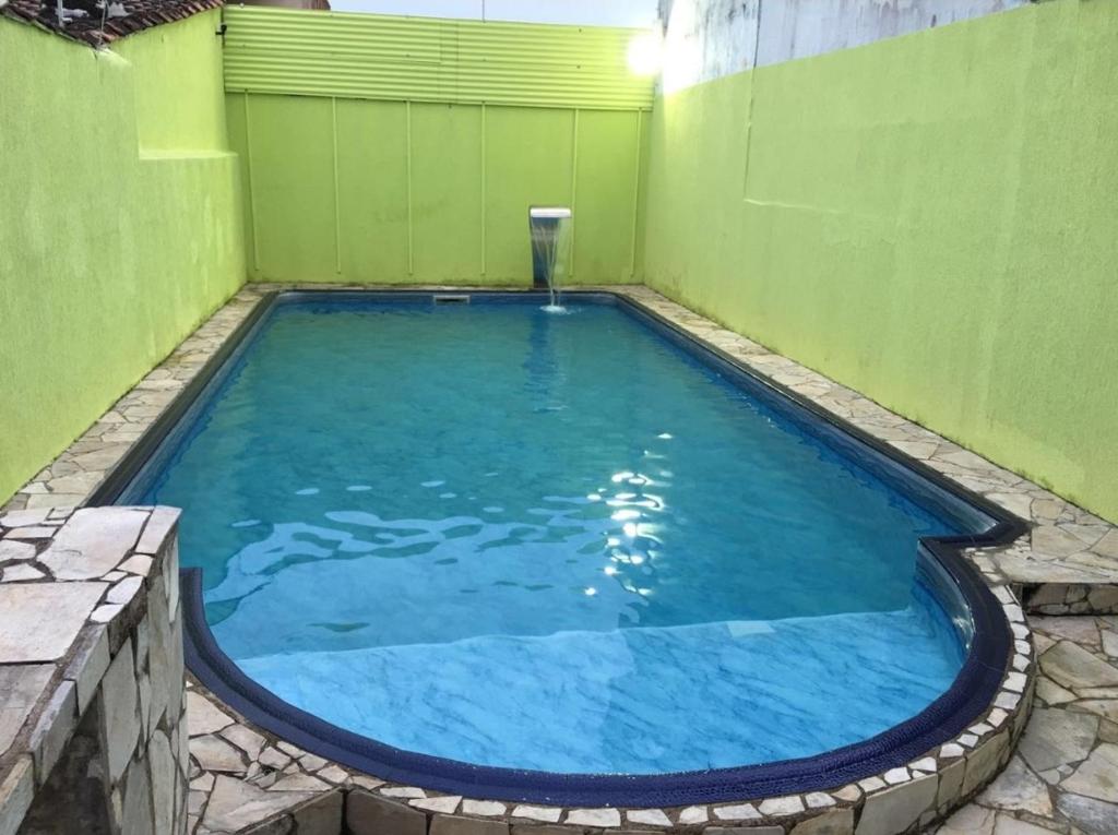  CASA COM PISCINA Á MENOS DE 100 METROS DA PRAIA