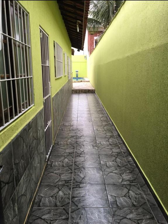  CASA COM PISCINA Á MENOS DE 100 METROS DA PRAIA