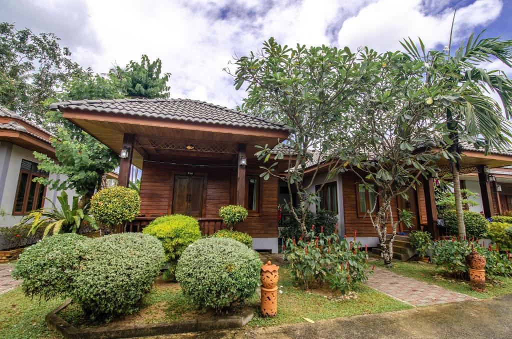 Zahrada ubytování Khum Laanta Resort - SHA Extra Plus