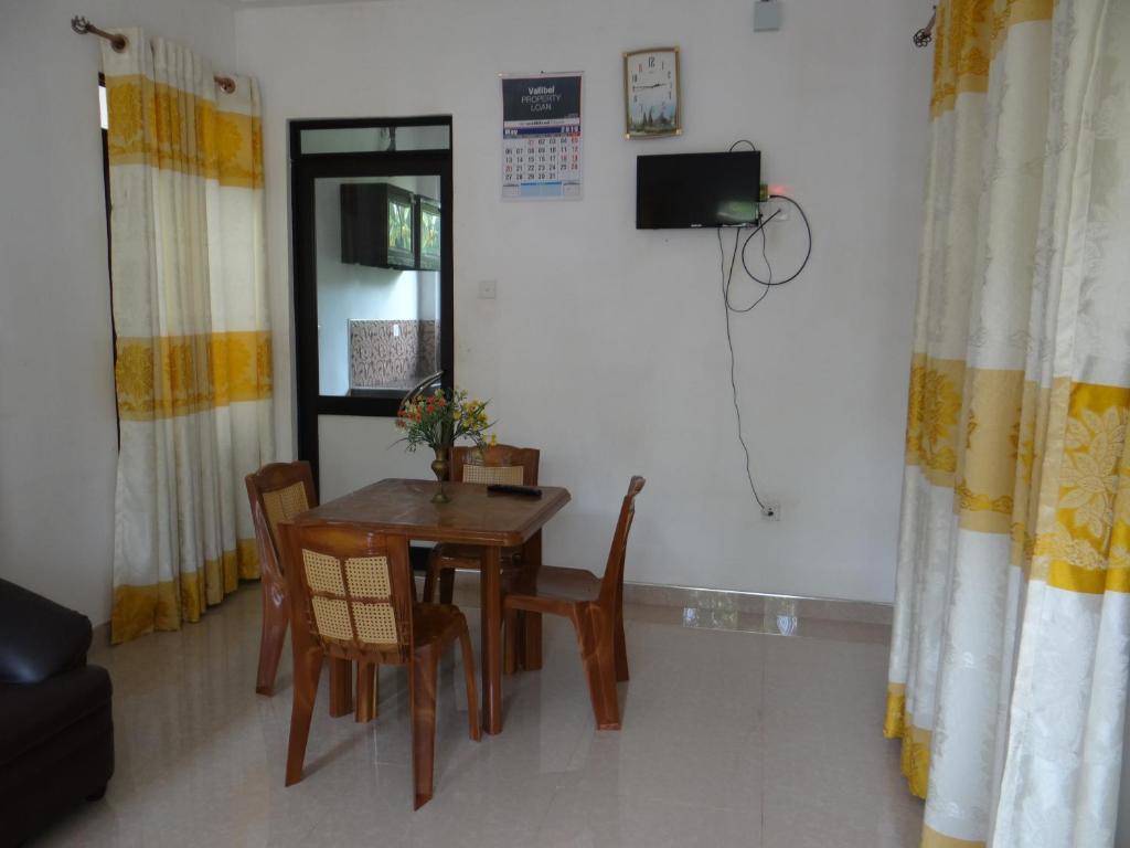 TV a/nebo společenská místnost v ubytování Kumudu Holiday Home