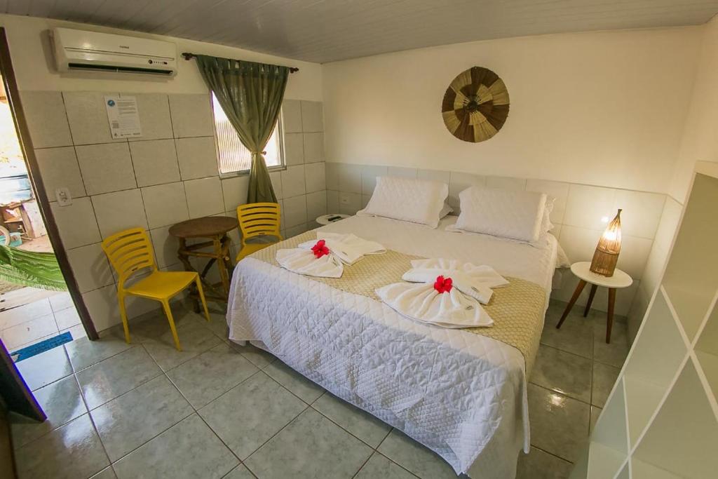 een slaapkamer met een bed met bloemen erop bij Suíte Abreu Noronha in Fernando de Noronha