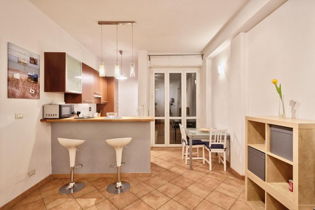 cocina y comedor con mesa y sillas en Piazza Statuto Elegant Apartment, en Turín