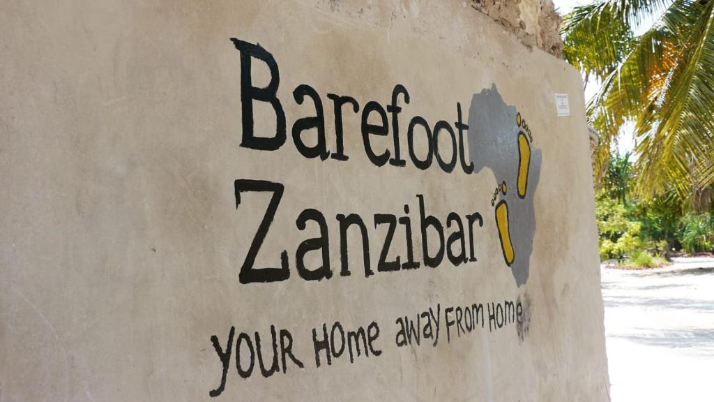 ein Schild an der Wand, auf dem steht: in der Unterkunft Barefoot Zanzibar in Michamvi