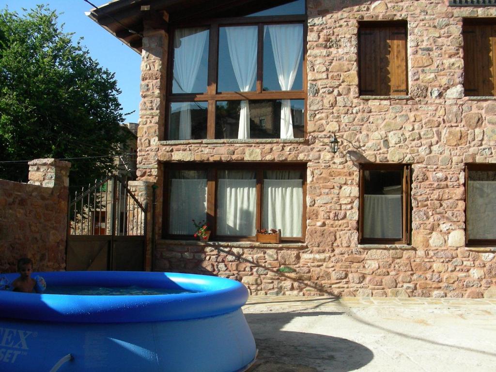 una bañera azul frente a una casa de ladrillo en Era de Parramon, en 