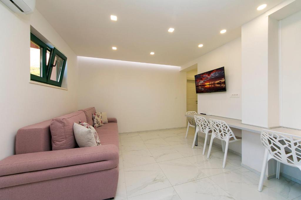 Televízia a/alebo spoločenská miestnosť v ubytovaní Apartment Roso