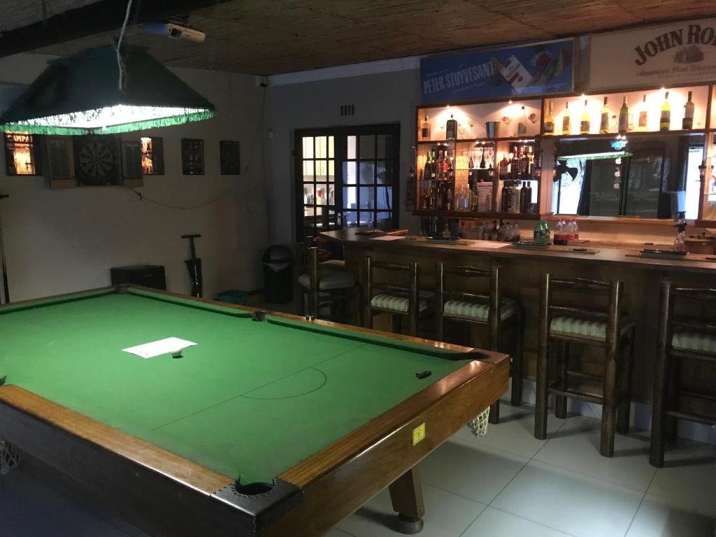 uma mesa de bilhar num pub com um bar em Robert's Place Paarl em Paarl