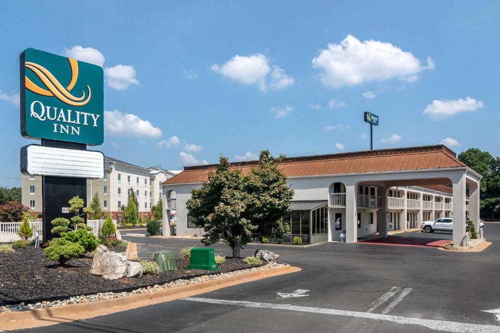 a view of a quality inn with a parking lot at Quality Inn McDonough Atlanta South in McDonough