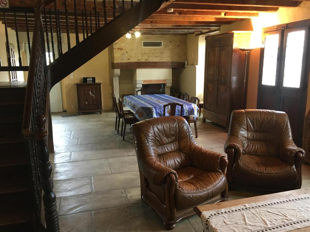 莫南的住宿－Chez Jojo，客厅配有两把椅子和一张床