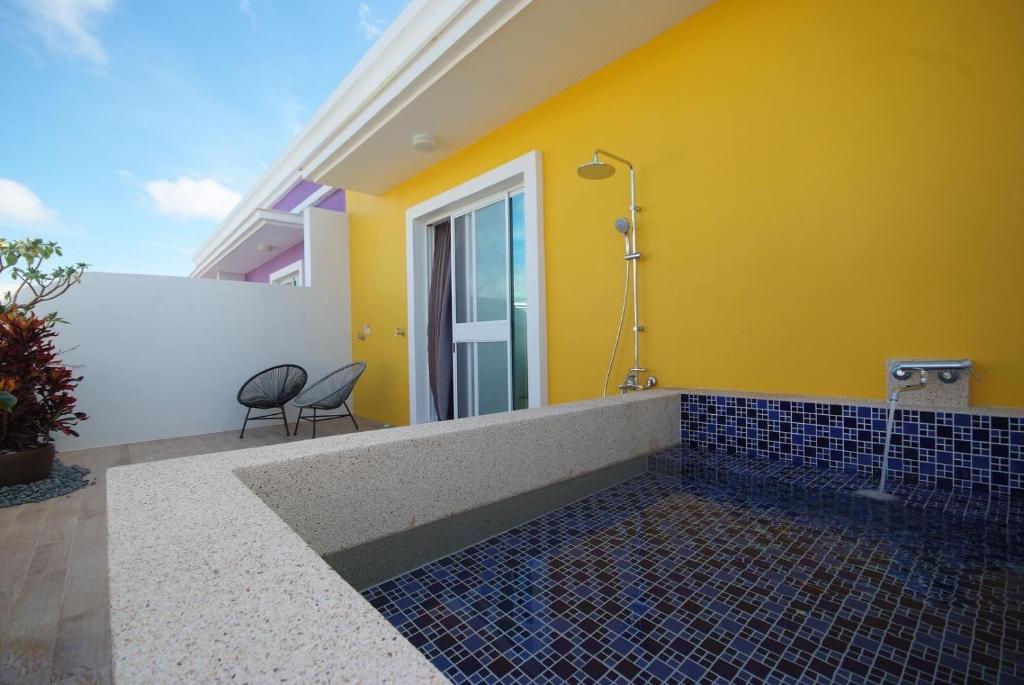 Bazén v ubytování Burano Yellow Villa nebo v jeho okolí