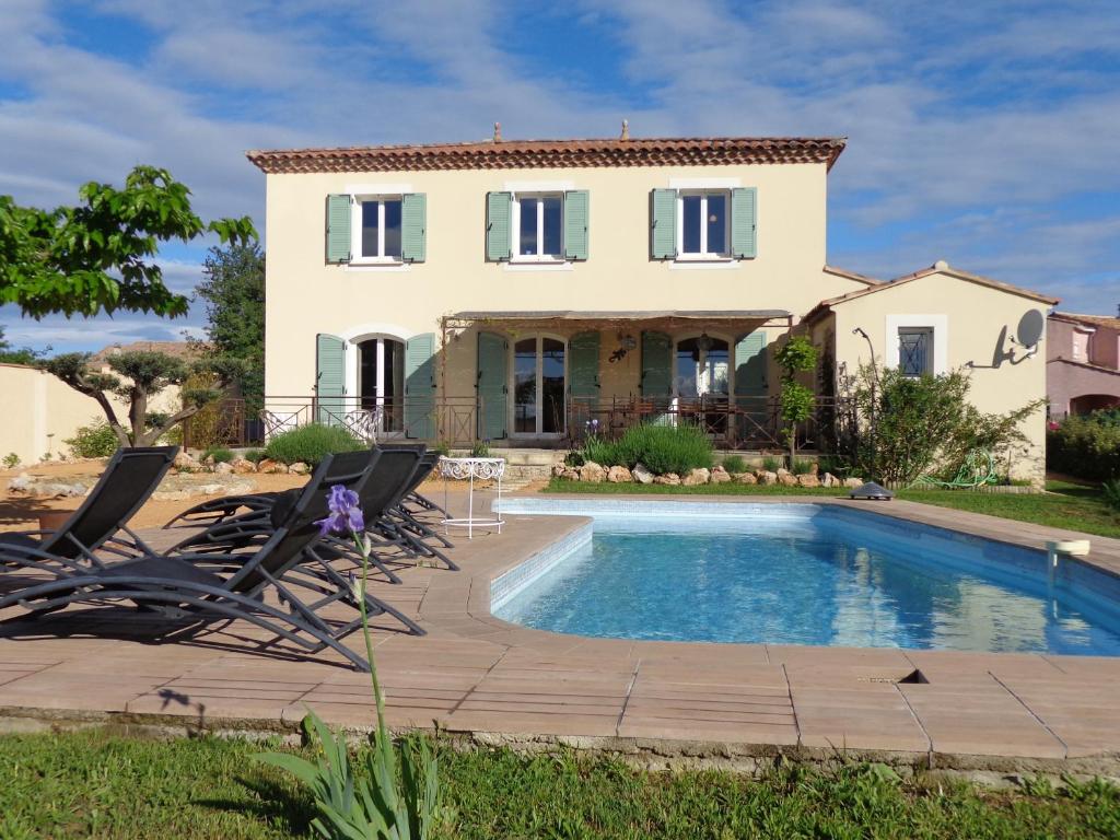 Villa con piscina frente a una casa en Bella Casa, en Aigremont