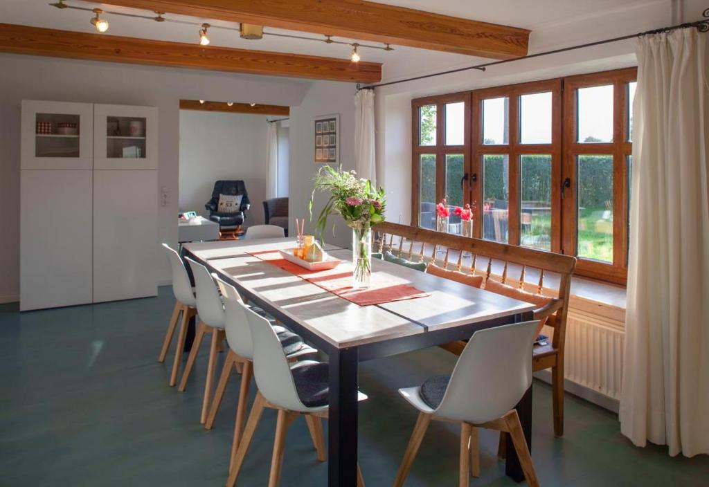 a kitchen and dining room with a table and chairs at Ferienwohnung Hohe Luft EG in Steinberg