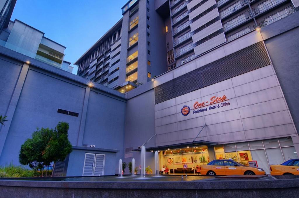 um edifício com um carro estacionado em frente em One-Stop Residence & Hotel em Kuala Lumpur
