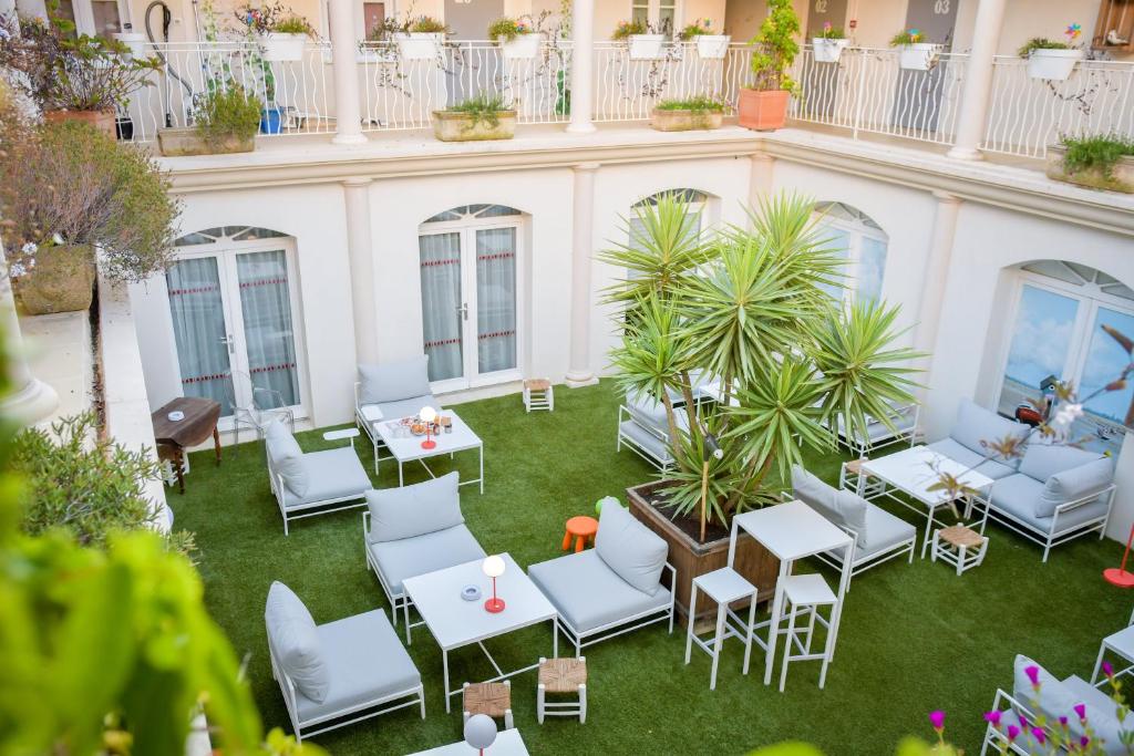 an overhead view of a patio with tables and chairs at Hôtel La Jetée in Saint-Martin-de-Ré