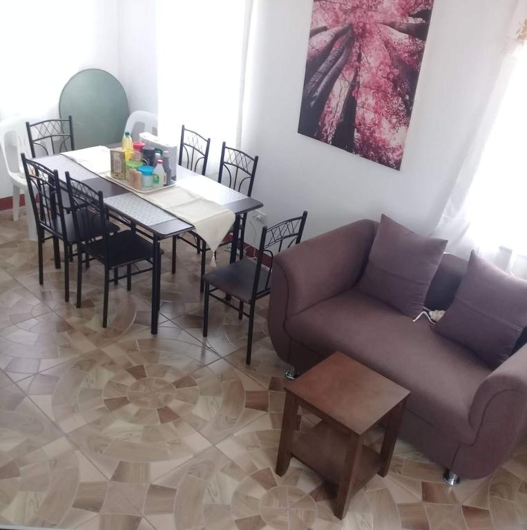 ein Wohnzimmer mit einem Sofa und einem Tisch in der Unterkunft Bohol Staycation in Tagbilaran City next to Panglao Island in Tagbilaran