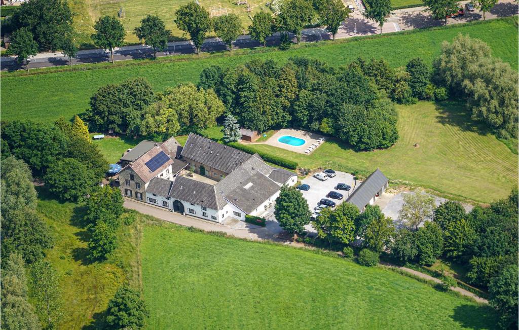 een luchtfoto van een groot huis in een veld bij Vakantiewoning 2 in Simpelveld