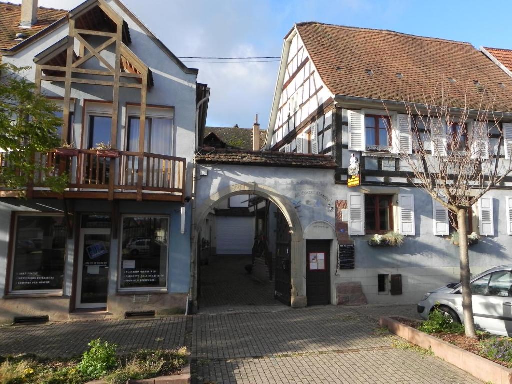 um beco entre dois edifícios numa cidade em Nid de cigognes em Rosheim