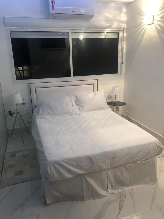 Postel nebo postele na pokoji v ubytování Apart Hotel Delphin Guaruja