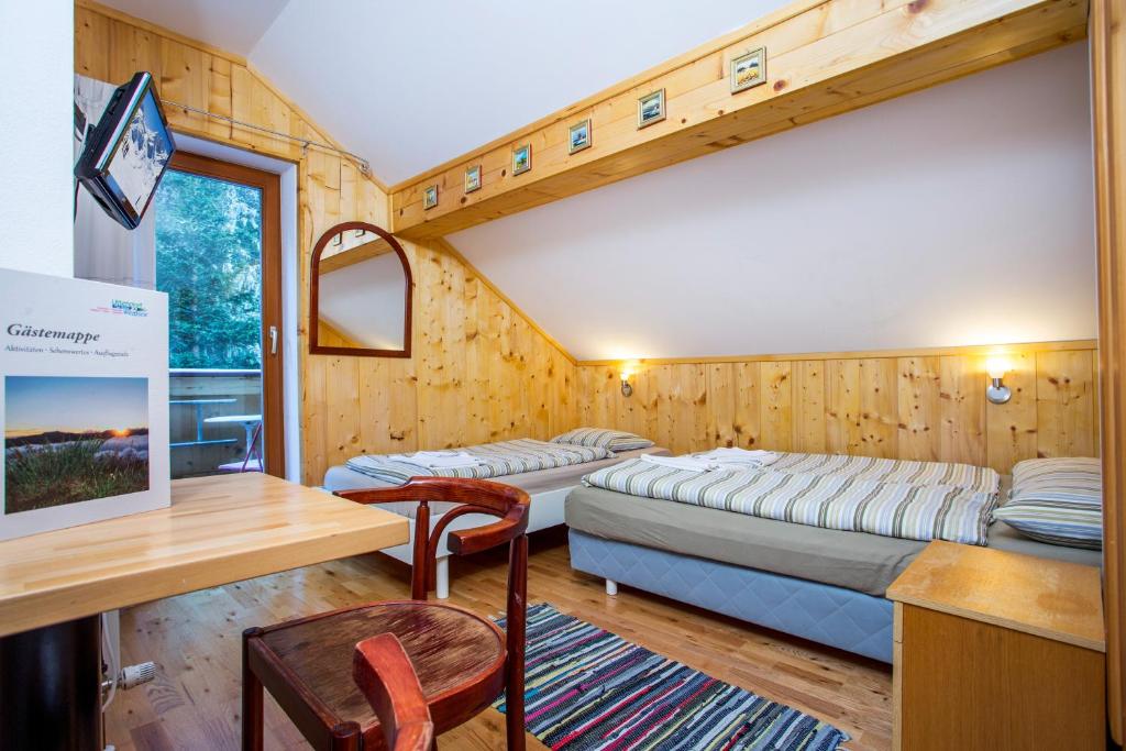 Postel nebo postele na pokoji v ubytování Alpengasthof Paletti