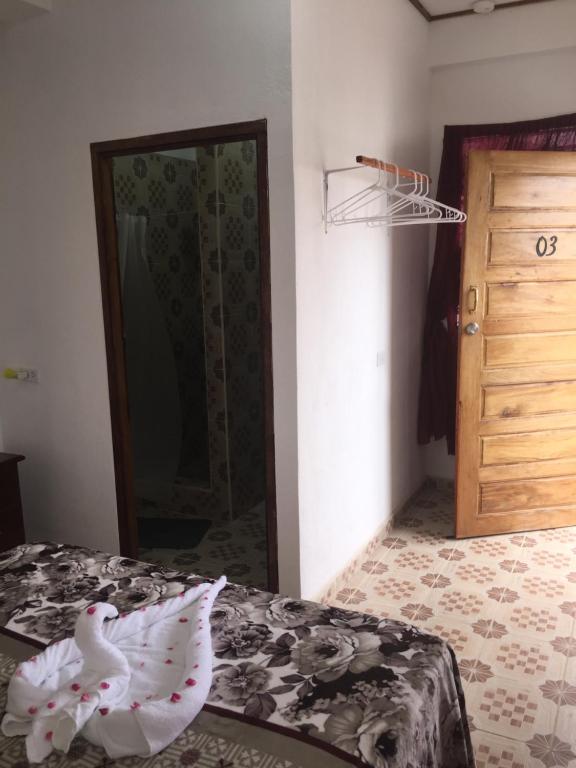 - une chambre avec un lit, un placard et une porte dans l'établissement Matus Guest House, à San Ignacio