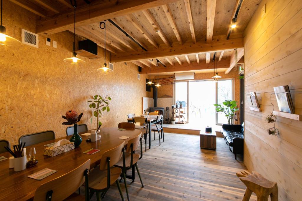 Restaurace v ubytování 人気急上昇用宗海岸オーシャンビューゲストハウスRomey BBQ 海水浴