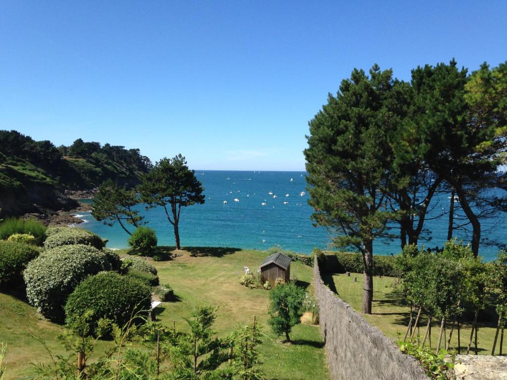 uma vista para o oceano a partir de uma parede em Les Landelles em Saint-Lunaire