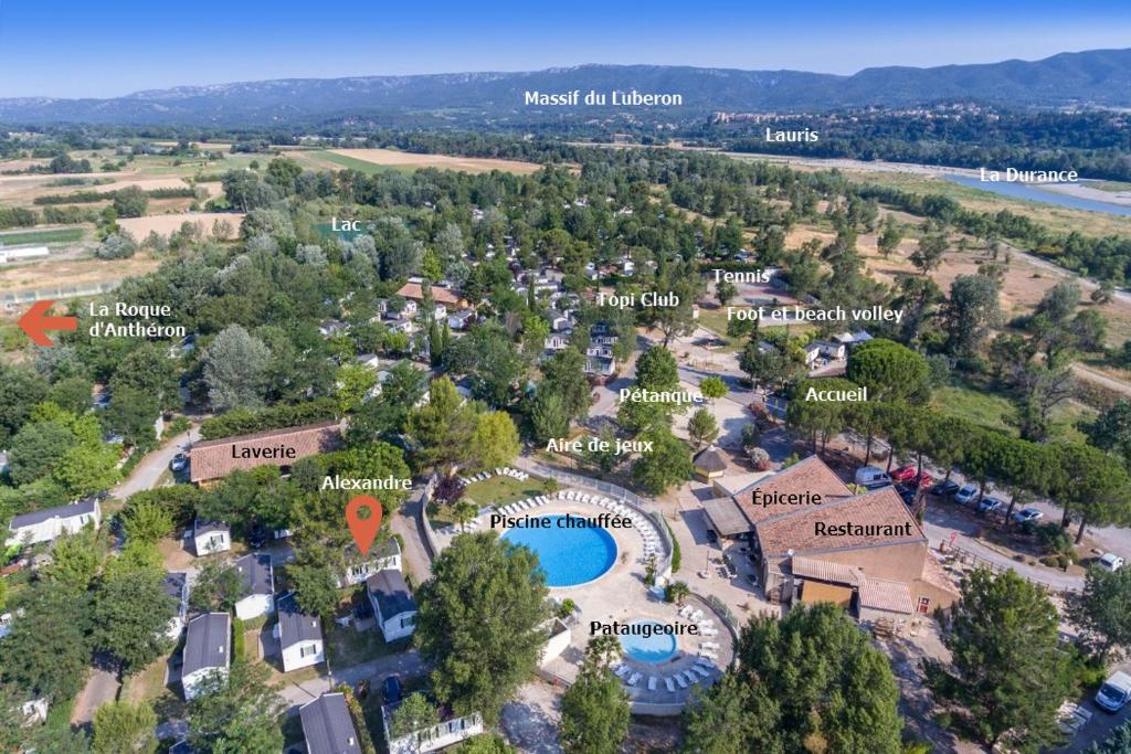 - une vue aérienne sur la station balnéaire et le parc de l'allinson ouest dans l'établissement Mobile home tout confort Alexandre, à La Roque-dʼAnthéron