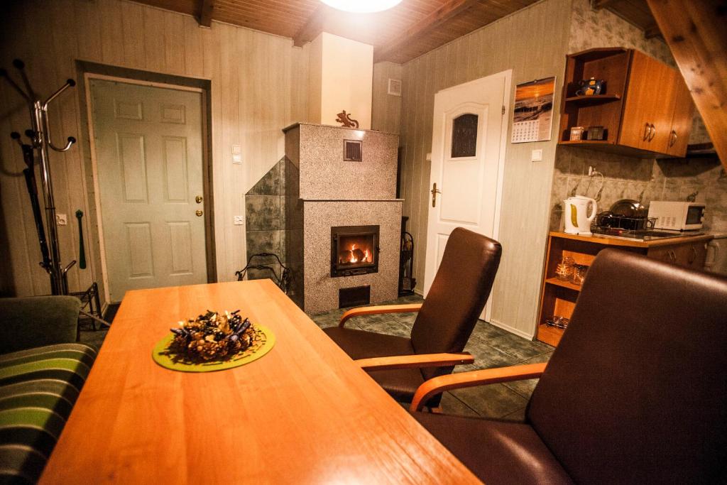 施柯拉爾斯卡波倫巴的住宿－Domek Epona，一间带桌子和壁炉的用餐室