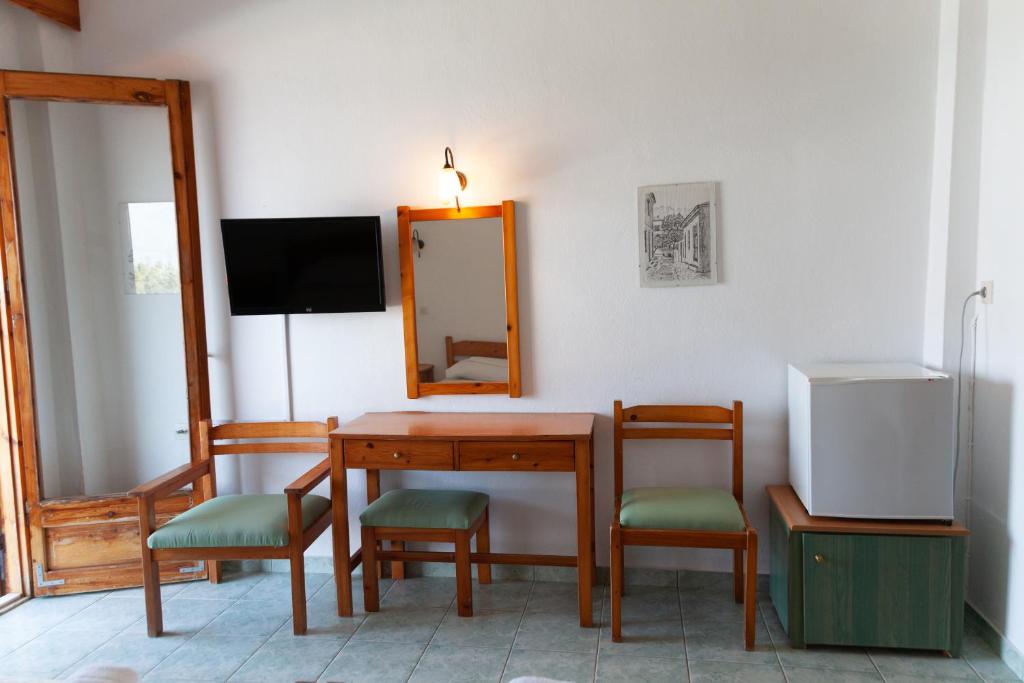 TV a/nebo společenská místnost v ubytování Aeolos Hotel