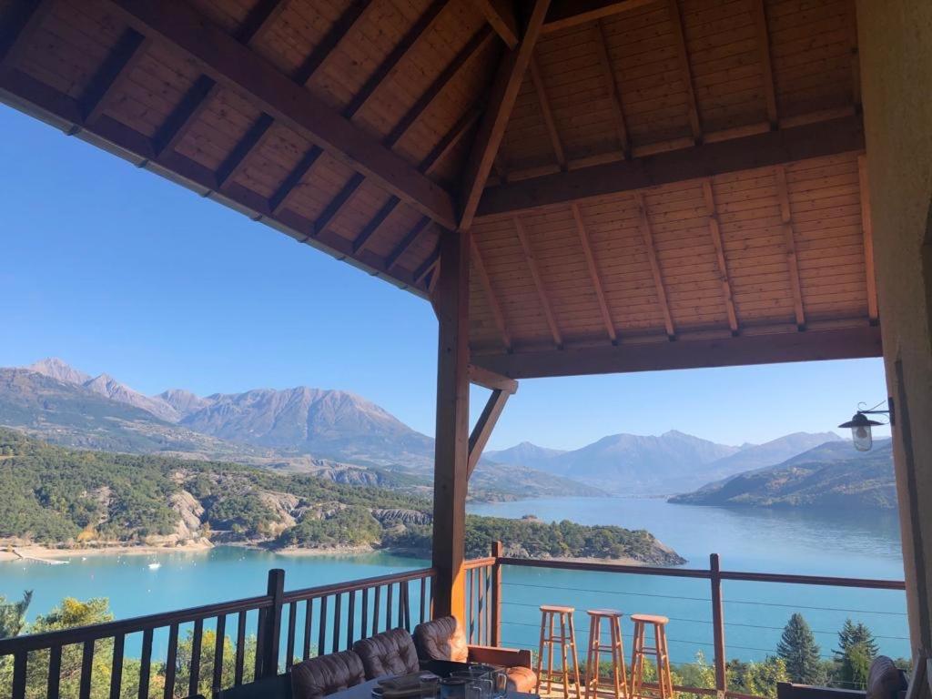 - une vue sur le lac depuis la terrasse couverte d'une maison dans l'établissement La Villa 05, à Chorges