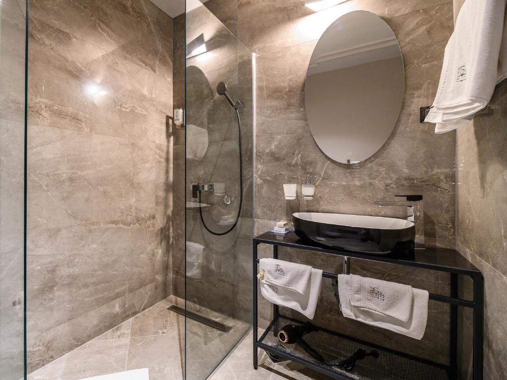 Koupelna v ubytování ArtLoft Garni Hotel