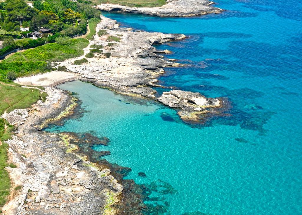 奧特朗托的住宿－Residence Villa Grotta Monaca，享有蓝色海水海滩的空中景致