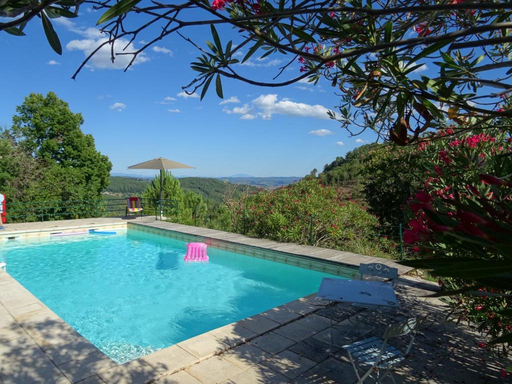 una piscina con vistas a las montañas en La calade de Joux, en Chassiers