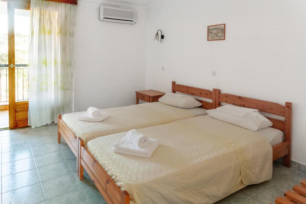 Un pat sau paturi într-o cameră la Aeolos Hotel