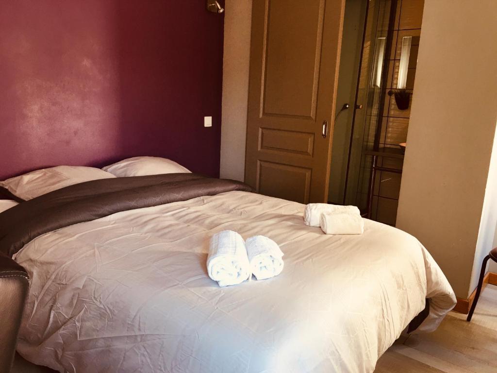 two towels on a bed in a bedroom at L'Avenue in Agde