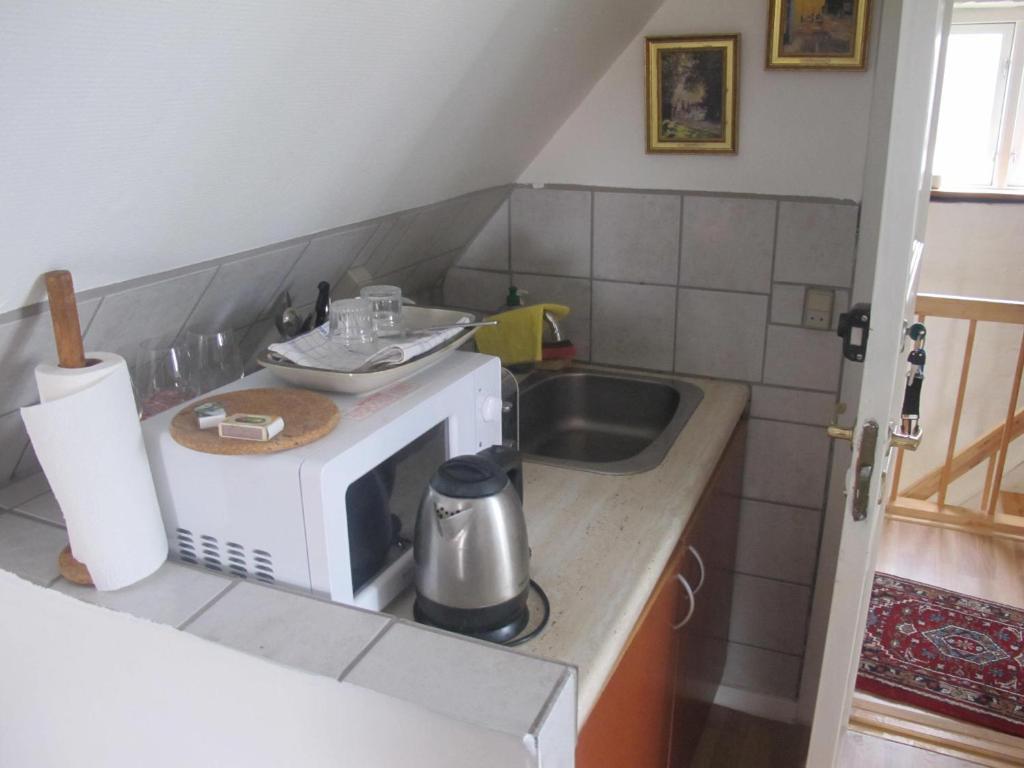 A kitchen or kitchenette at Guesthouse Sharon Aarhus