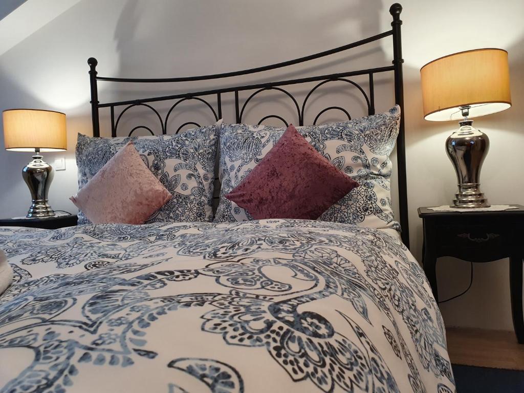 Posteľ alebo postele v izbe v ubytovaní Karmelita Boutique Apartman