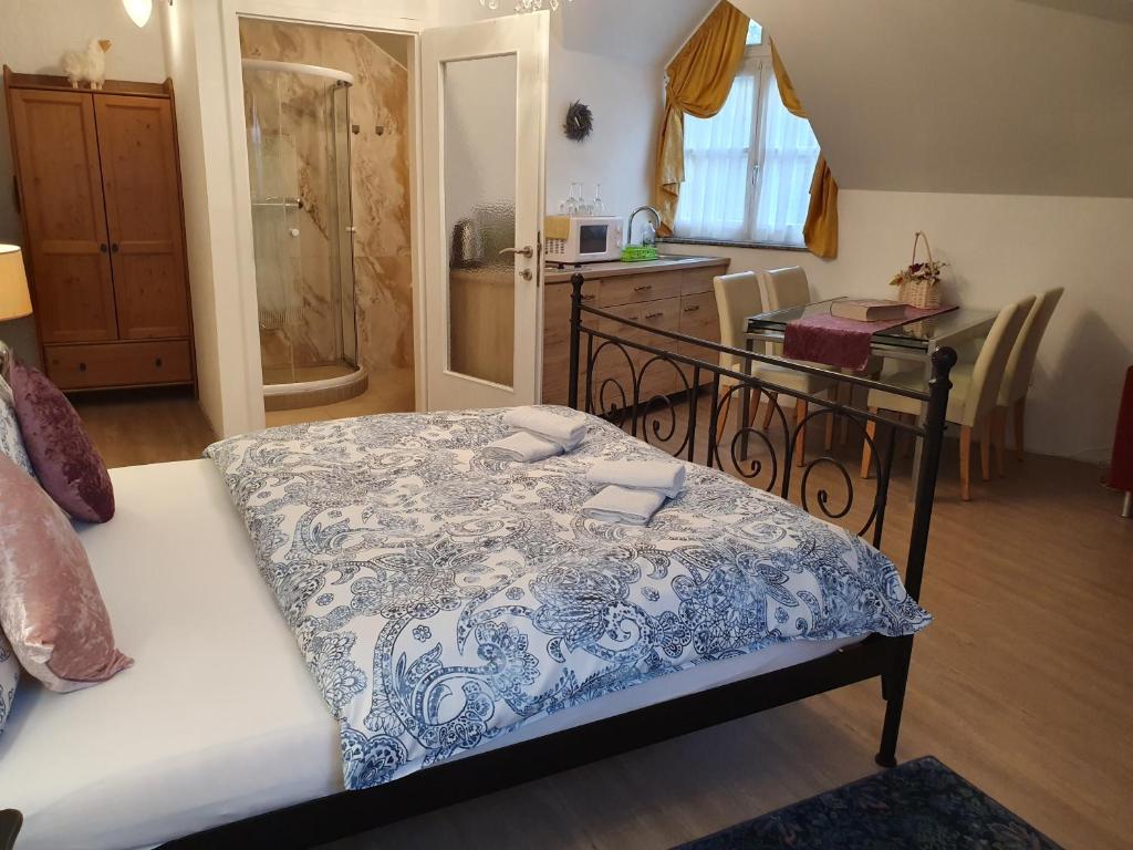 Posteľ alebo postele v izbe v ubytovaní Karmelita Boutique Apartman