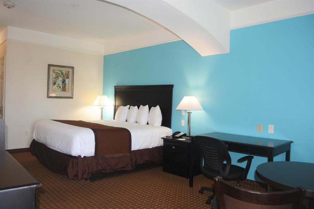 Baymont by Wyndham Galveston - King Room - No Fumadores