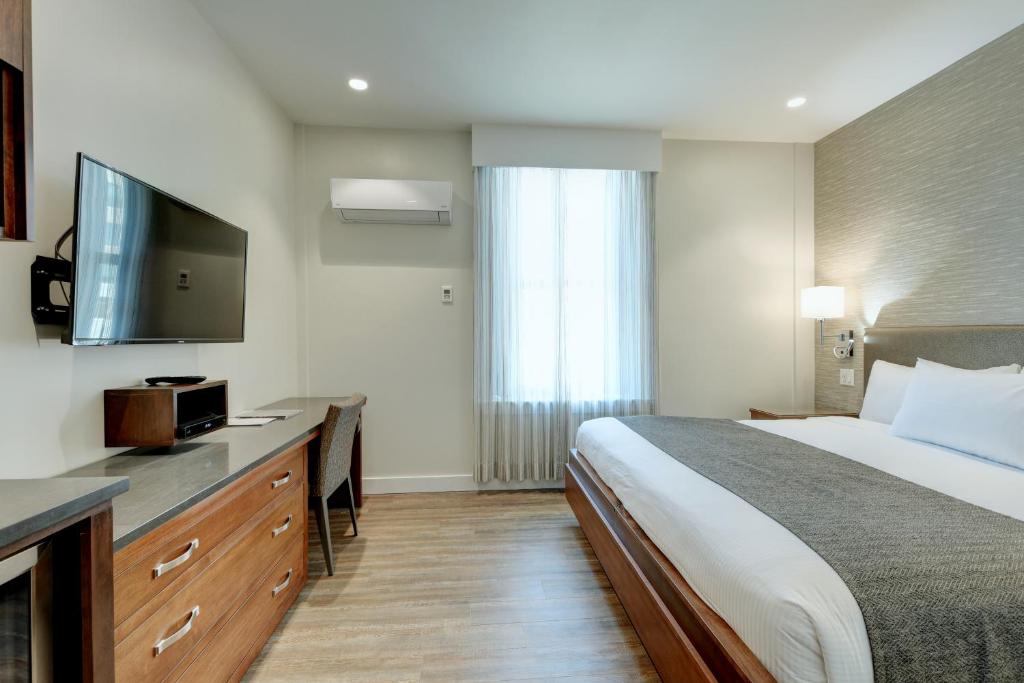 Postel nebo postele na pokoji v ubytování Strathcona Hotel