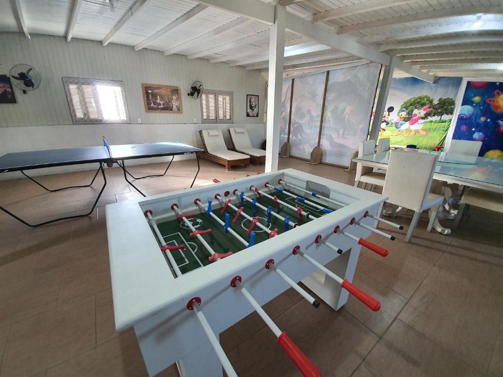 una habitación con una gran mesa de futbolín. en Residencial Rei Thomas en Capão da Canoa