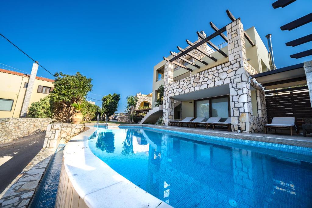 Bazén v ubytování Villa Majestic Crete heated pool and sauna nebo v jeho okolí