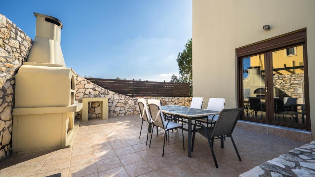Balkón nebo terasa v ubytování Villa Majestic Crete heated pool and sauna