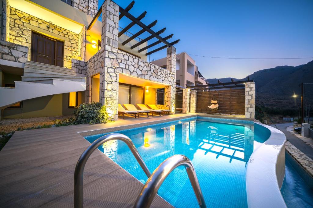Bazén v ubytování Villa Majestic Crete heated pool and sauna nebo v jeho okolí