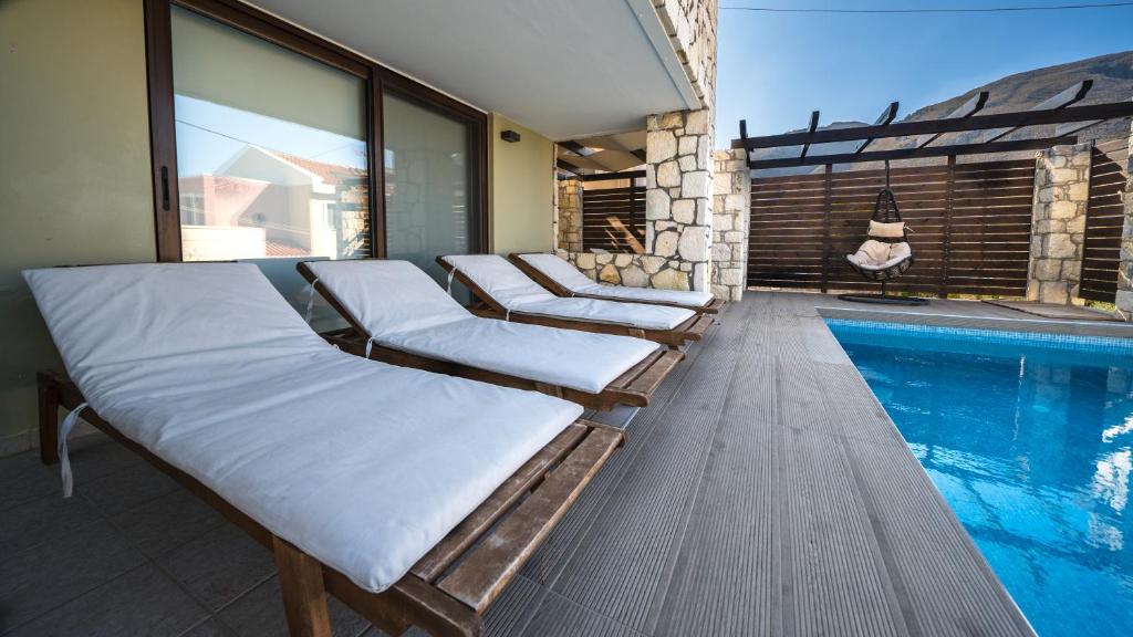 Bazén v ubytování Villa Majestic Crete heated pool and sauna nebo v jeho okolí