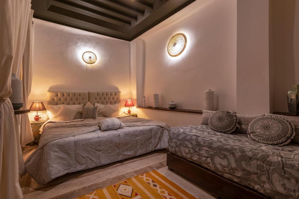 Postel nebo postele na pokoji v ubytování Riad dar El Arsa Rooftop & jacuzzi