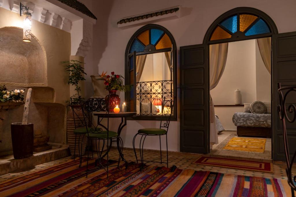 Postel nebo postele na pokoji v ubytování Riad dar El Arsa Rooftop & jacuzzi